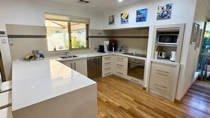 Fridge, microwave, oven, stovetop - South Bunbury Retreat – Family Comfort by the Beach & Wildlife Park (South Bunbury)