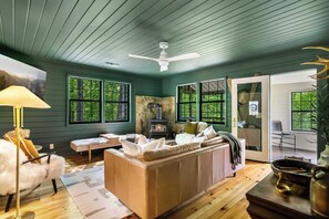 Fernseher, Kamin, Videospiele, Arbeitsbereiche