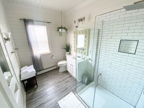 Dusche, Haartrockner, Handtücher