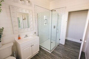 Een douche, een haardroger, handdoeken