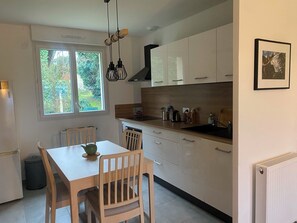 Fridge, oven, stovetop