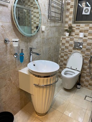 Apartment, 1 Bedroom, Accessible, Smoking | Bathroom