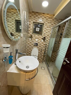 Apartment, 1 Bedroom, Accessible, Smoking | Bathroom