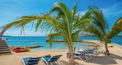Luxe Grand Villa Modern Spacious 6-bedroom with private Beach. Staff Included.