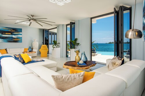 Luxe Grand Villa Modern Spacious 6-bedroom with private Beach. Staff Included.