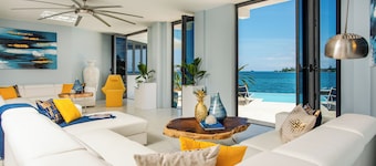 Luxe Grand Villa Modern Spacious 6-bedroom with private Beach. Staff Included.