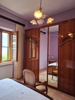 3 chambres, bureau, fer et planche à repasser, lit parapluie