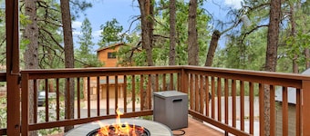 Luxe Pinewood Escape Spacious Family Cabin|Firepit