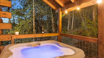 Cabaña Confort, vistas al jardín | Bañera de hidromasaje privada