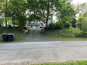 Property grounds - Charming 3-bedroom apartment in Corning with WiFi, AC on Disc Golf Course (Corning)