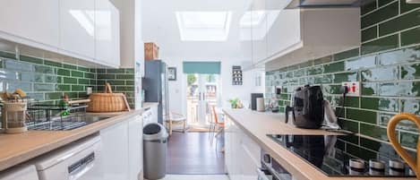 Réfrigérateur, four à micro-ondes, un four, surface de cuisson