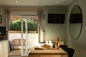 Dining - Skylark House Padstow | Stylish Dog-Friendly Townhouse, steps to Beach & Harbour (Padstow)