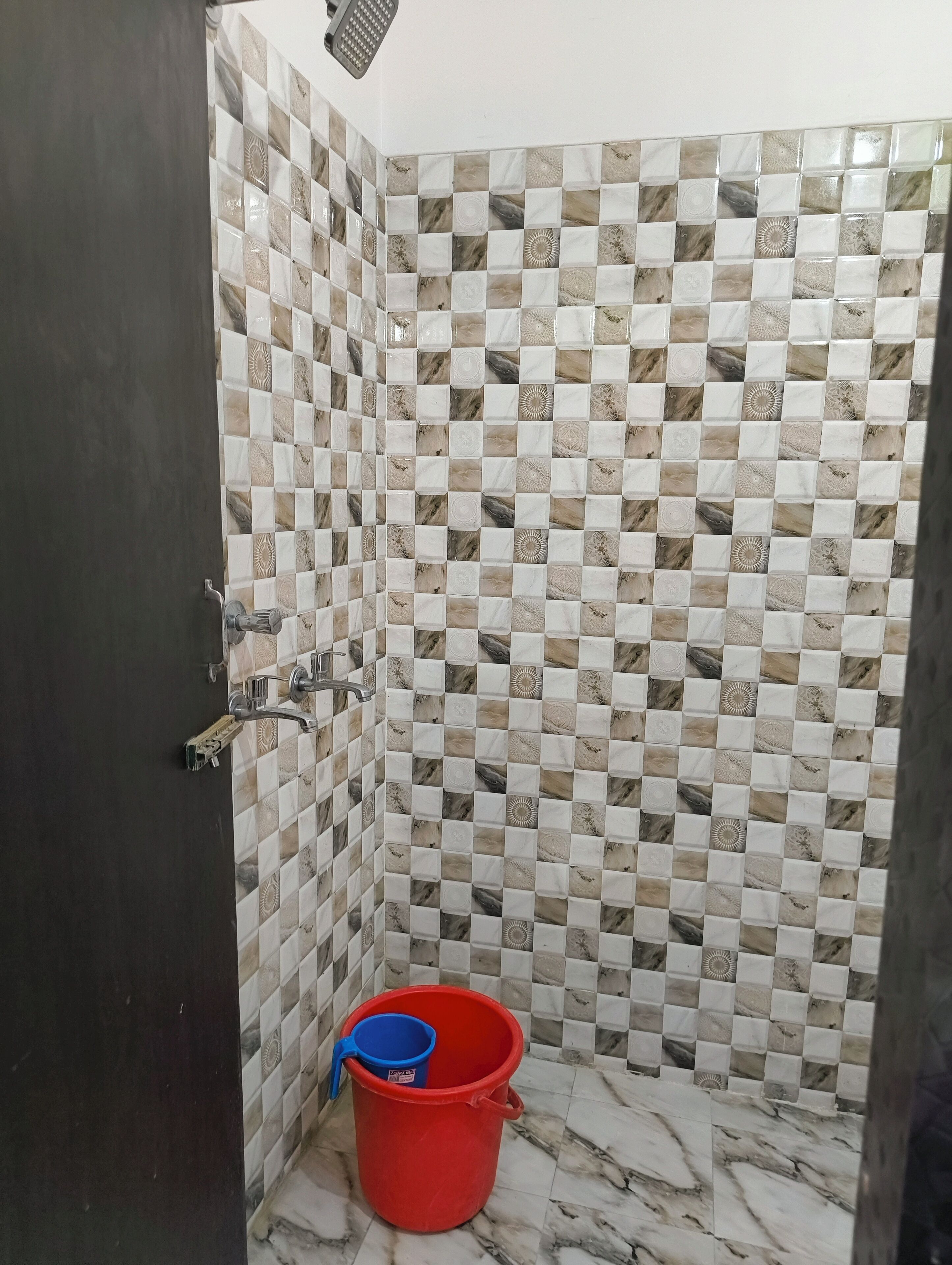 Bañera profunda, cabezal de ducha tipo lluvia, toallas, jabón