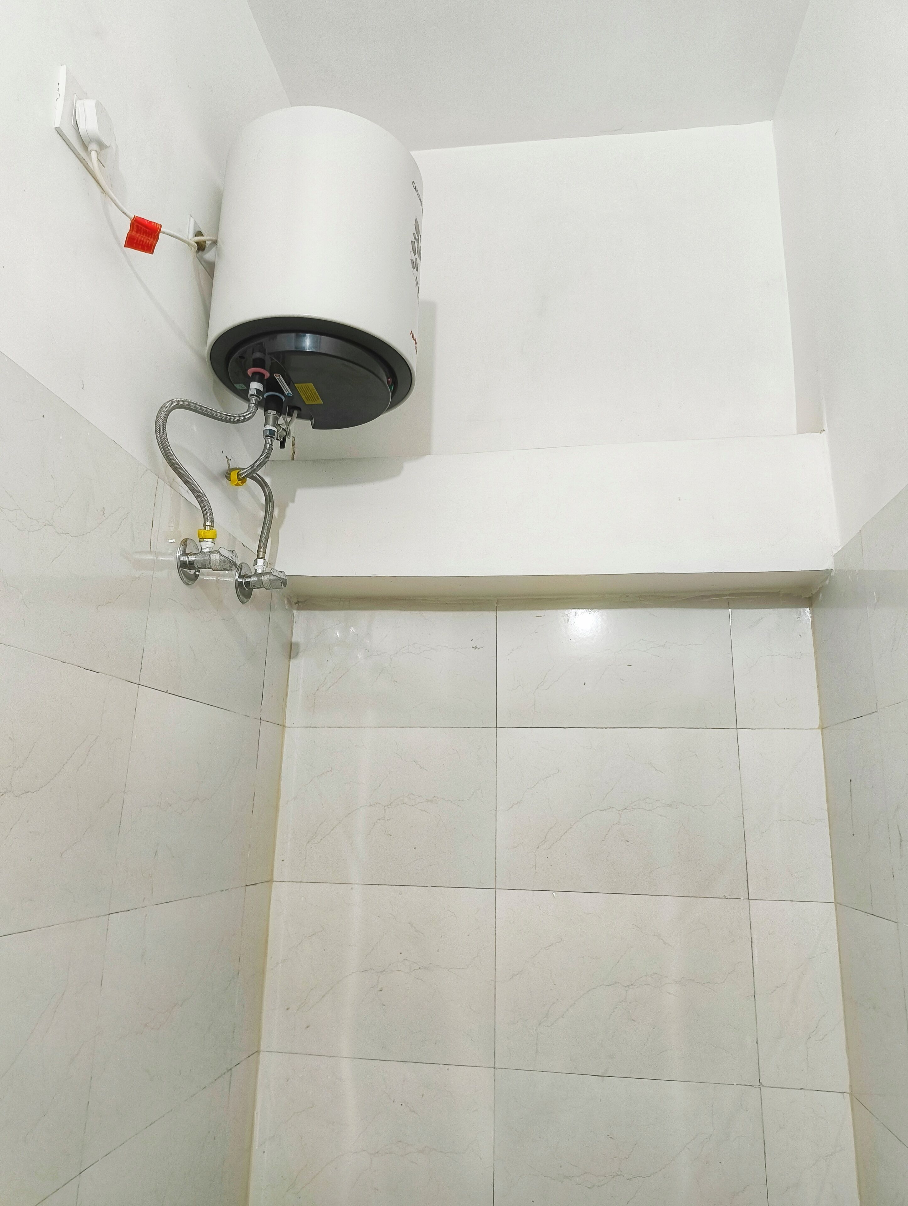 Un baño con inodoro, lavamanos y ducha, todo en color blanco.