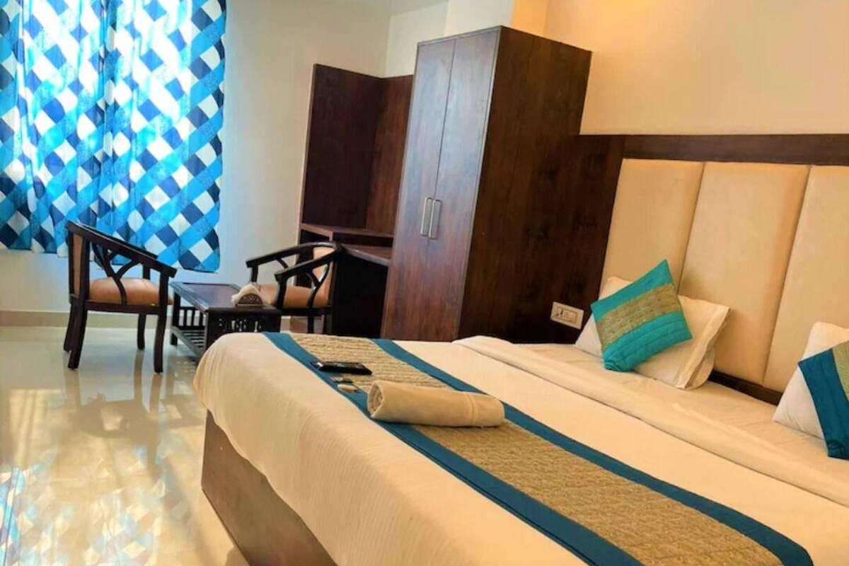 Laptop workspace, free WiFi, bed sheets