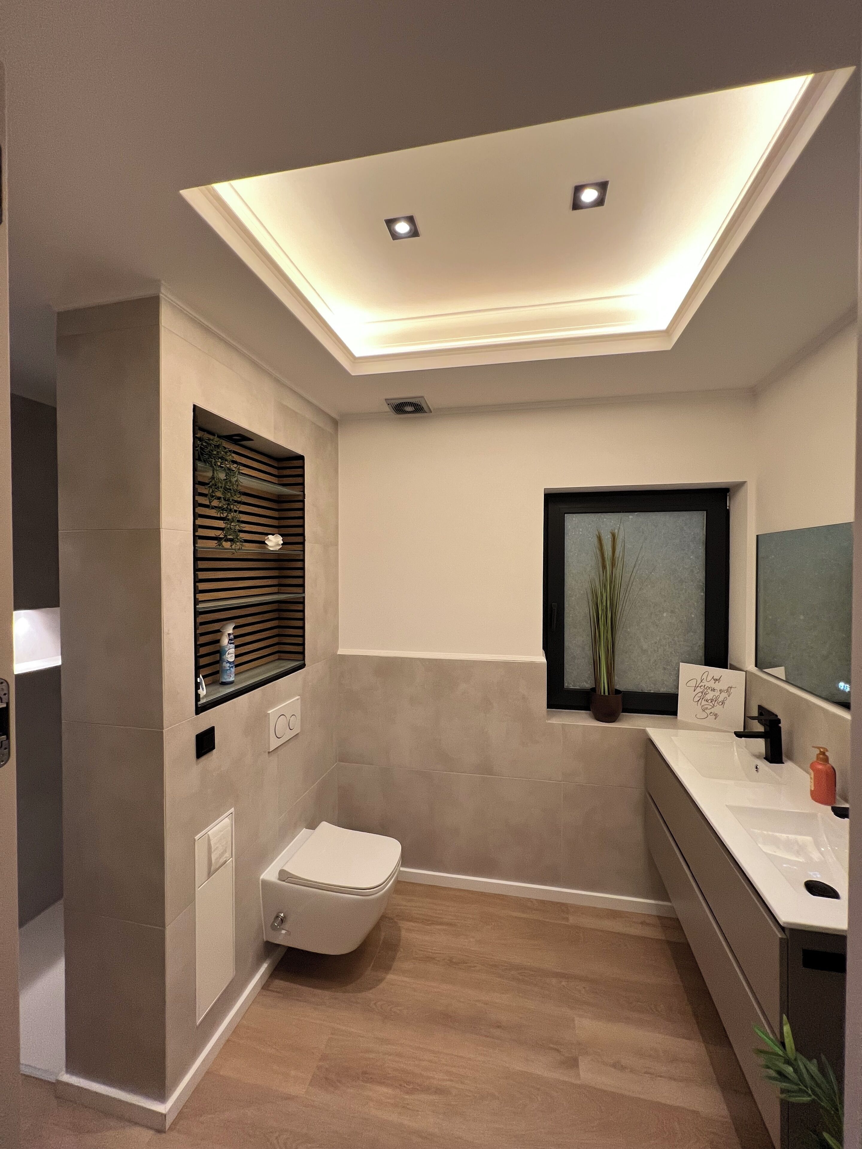 シャワー、バスアメニティ (無料)、ヘアドライヤー、スリッパ