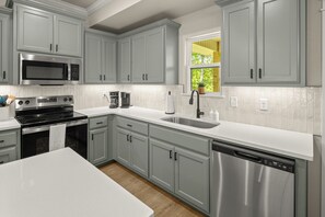 Frigorifero, microonde, forno, piano cottura