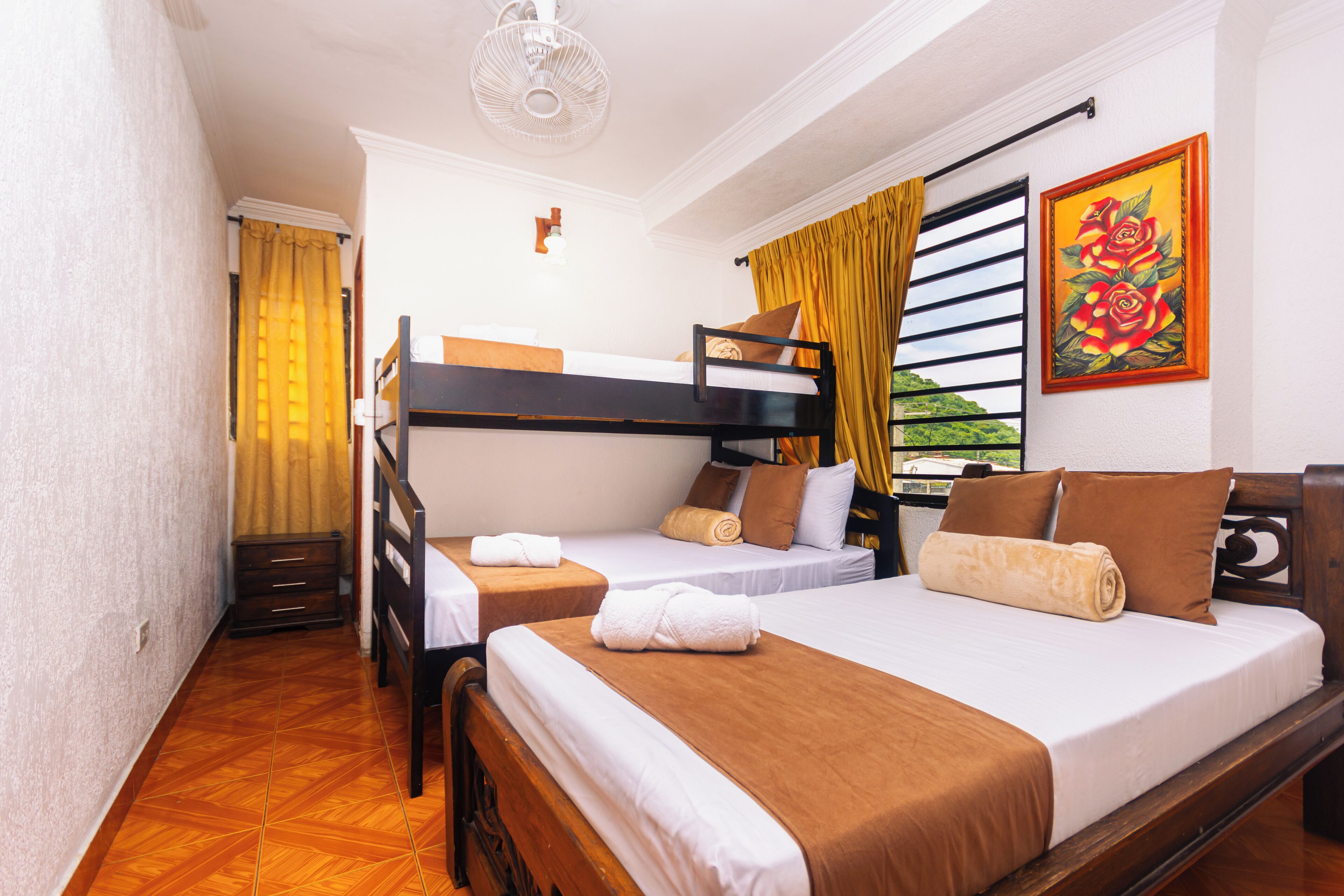 Habitació quàdruple estàndard, diversos llits, aire condicionat | Wifi gratuïta 