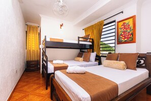 Chambre Quadruple Standard, plusieurs lits, climatisation