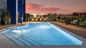 Una piscina al aire libre de temporada