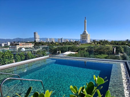 Seasonal outdoor pool. Hotel Hampton by Hilton Santiago de los Caballeros