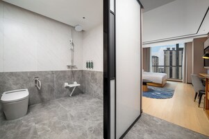 Habitación, 1 cama de matrimonio grande, accesible para personas con discapacidad | Caja fuerte, tabla de planchar con plancha, wifi gratis