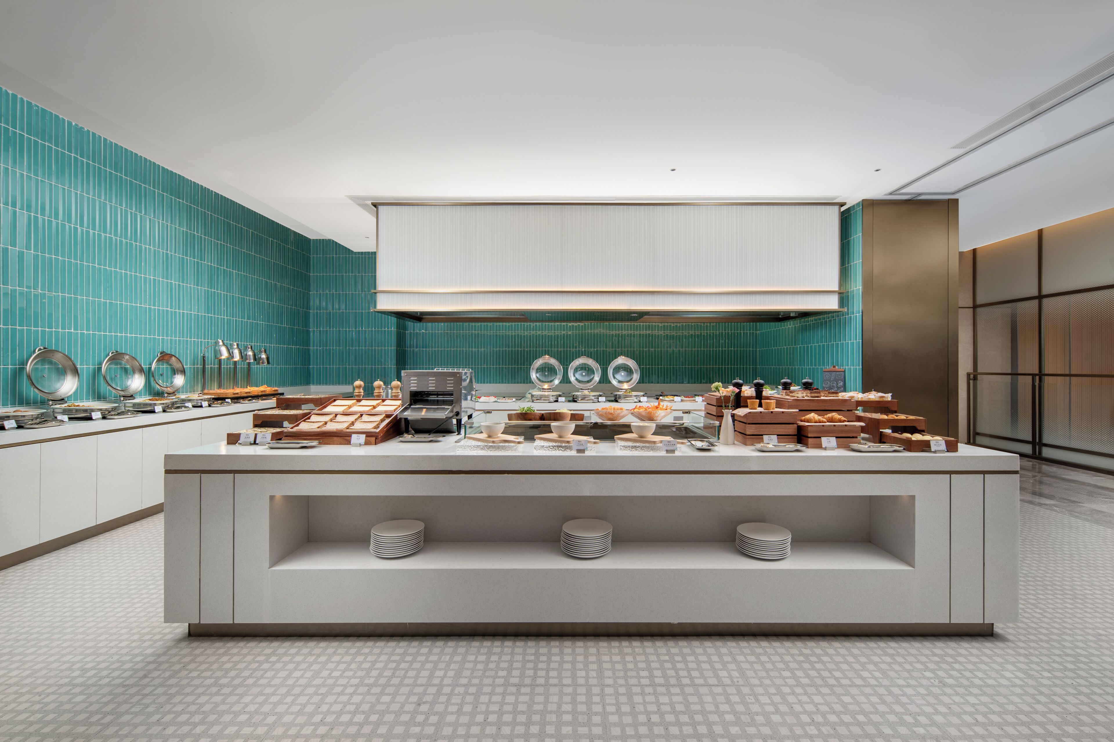 Un bufé de desayuno moderno con gran variedad de alimentos y un elegante salpicadero de azulejos.