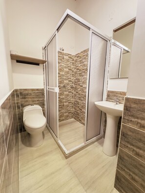 淋浴设施、毛巾、肥皂、卫生纸