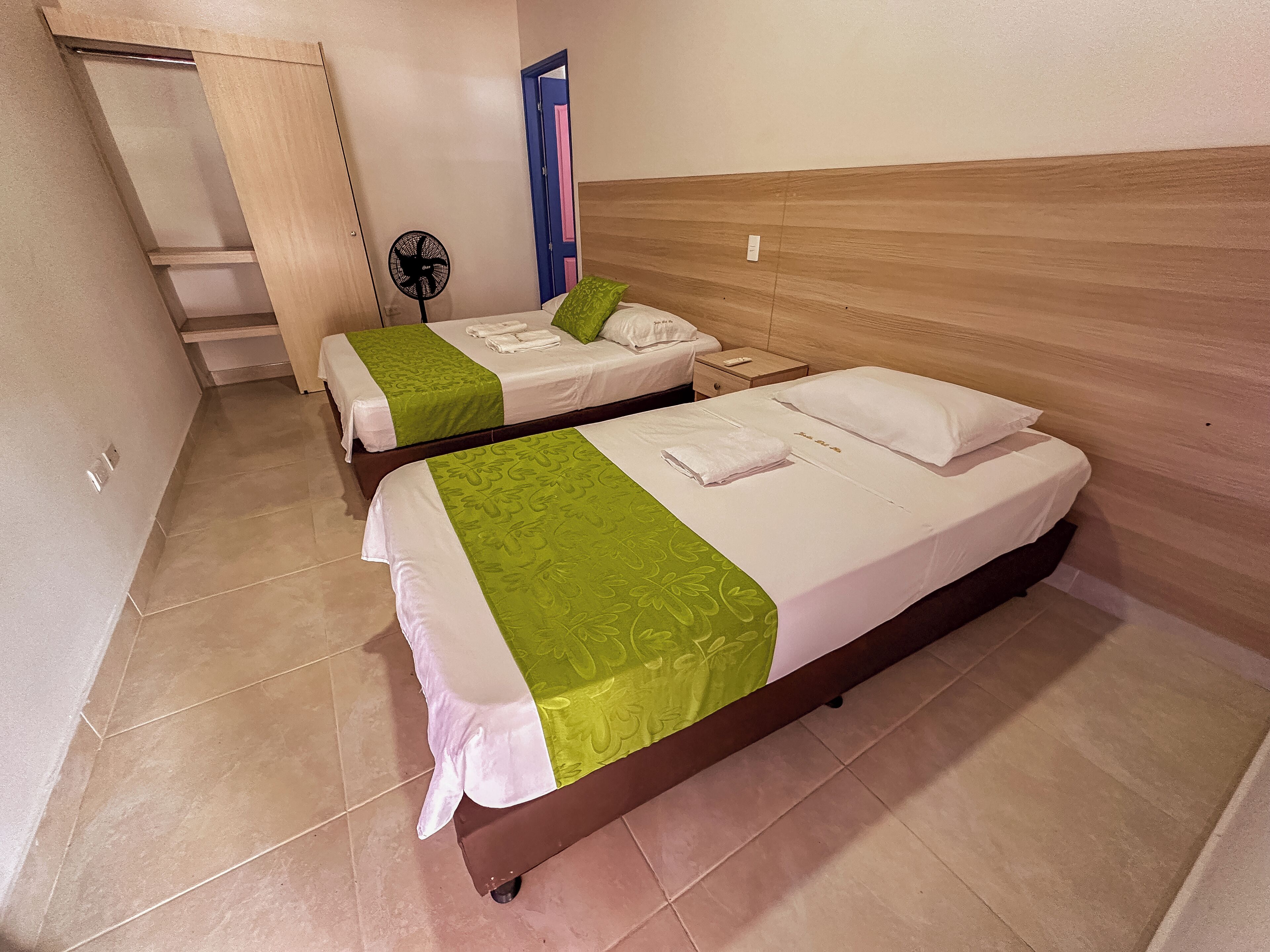 Kolmen hengen perhehuone, näköala puutarhaan | Ilmainen Wi-Fi