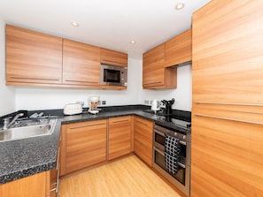 Kühlschrank, Mikrowelle, Ofen, Geschirrspüler