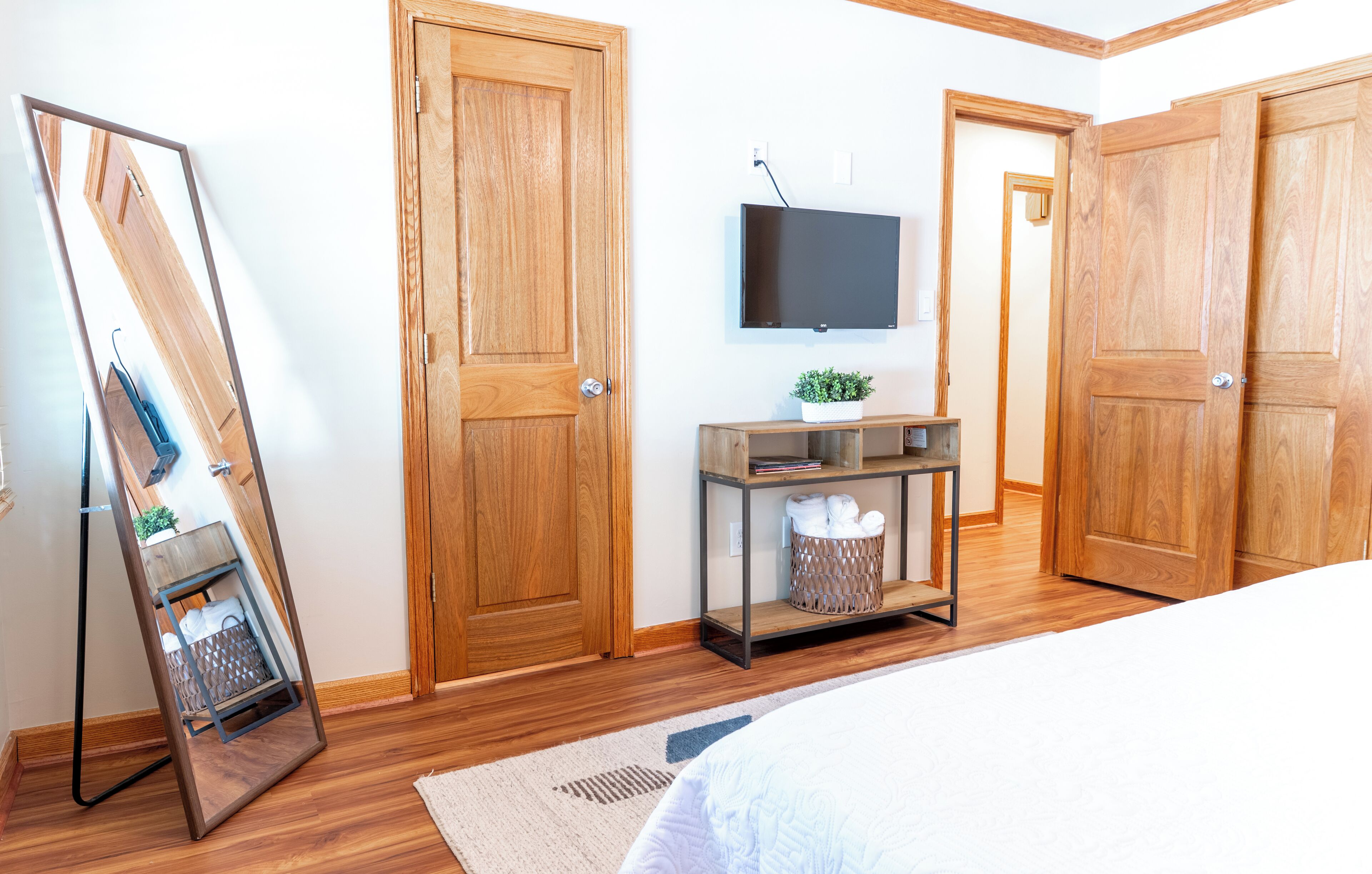 4 bedrooms, desk, iron/ironing board, travel crib