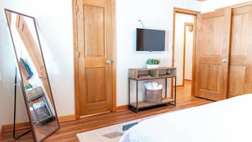 4 bedrooms, desk, iron/ironing board, travel crib