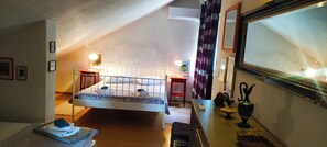 4 habitaciones, tabla de planchar con plancha, wifi y ropa de cama