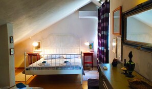 4 bedrooms, iron/ironing board, WiFi, bed sheets