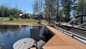 Une jetée en bois s’étendant au-dessus d’une étendue d’eau, avec une table et des chaises.