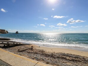 Una spiaggia nelle vicinanze