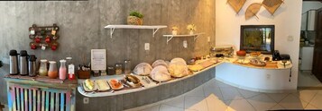 Café da manhã com buffet grátis todos os dias