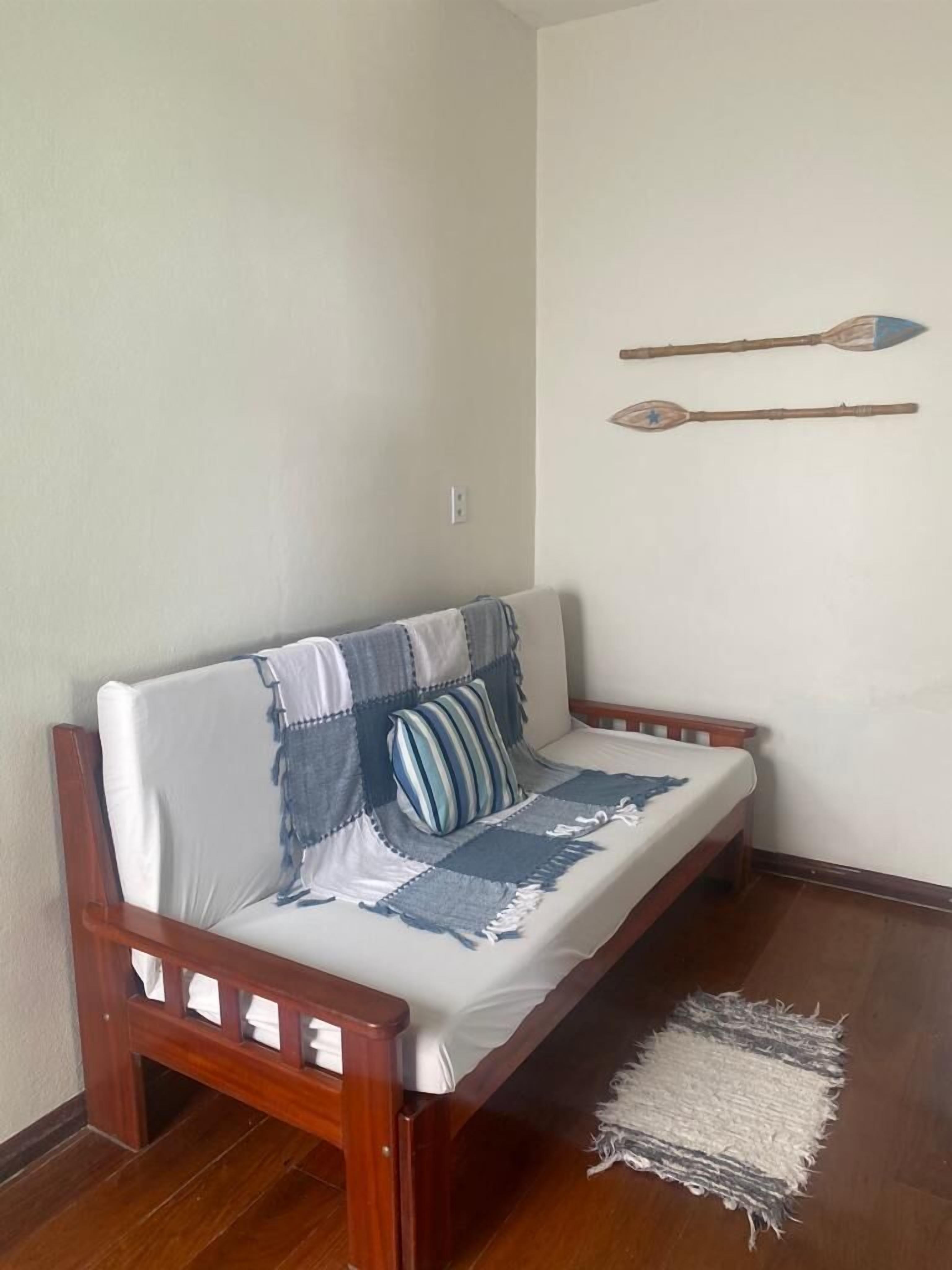 Quarto quádruplo conforto, serviço de arrumação, vista para o pátio | Wi-Fi de cortesia