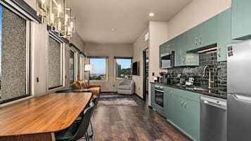 Refrigerador con freezer, microondas, horno, placa de cocina