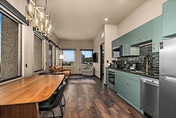 Suite superior, 2 habitaciones, vistas al lago | Cocina privada | Frigorífico grande, microondas, horno y placa de cocina