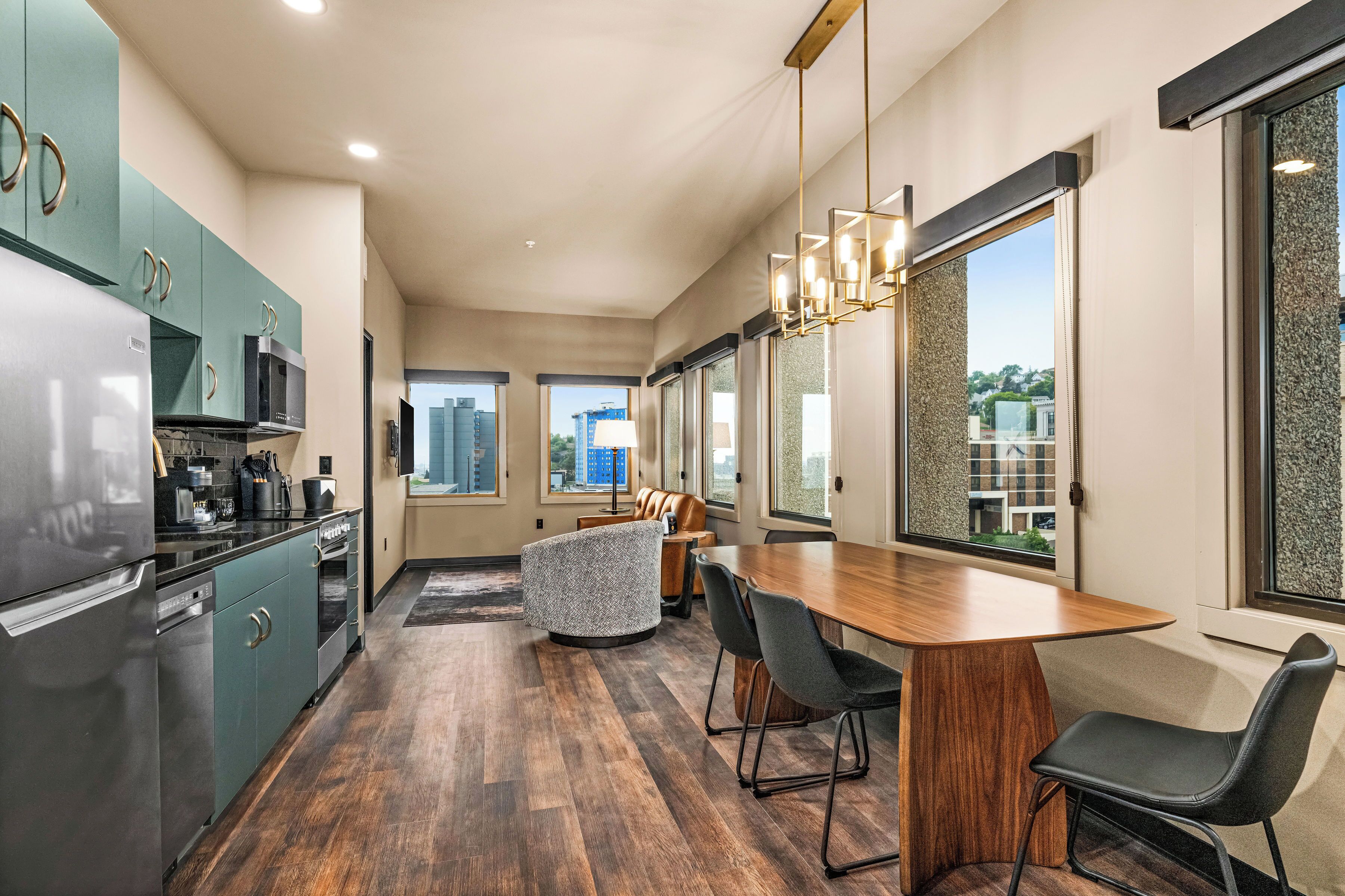 Suite Supérieure, plusieurs lits, vue ville | Cuisine privée | Grand réfrigérateur, micro-ondes, plaque de cuisson