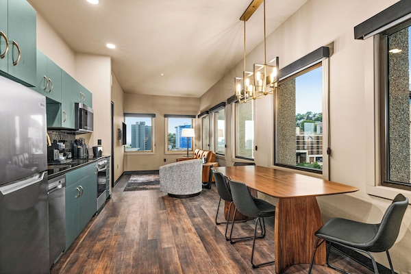 Superior Suite, Berbilang Katil, City View | Dapur peribadi | Peti sejuk/penyejuk beku saiz penuh, ketuhar gelombang mikro, dapur
