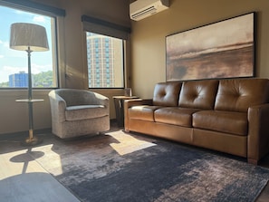 Studio Suite Superior, quang cảnh thành phố | 1 phòng ngủ, màn/rèm cản sáng, bàn ủi/dụng cụ ủi quần áo