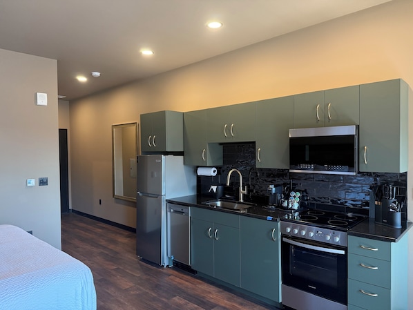 Studio Suite Superior, quang cảnh thành phố | 1 phòng ngủ, màn/rèm cản sáng, bàn ủi/dụng cụ ủi quần áo