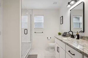 Een haardroger, handdoeken, zeep, toiletpapier