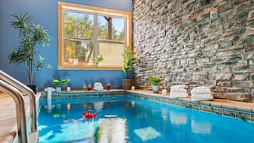 Una piscina cubierta