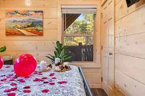 Comfort huisje, uitzicht op tuin | Luxe beddengoed, een gratis minibar, gratis wifi, beddengoed