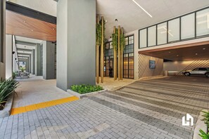 Property grounds - Stylish Sky-High Condo: Ocean Views, Pool & Gym (Miami)