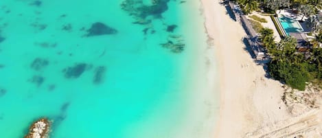 Una spiaggia nelle vicinanze