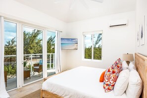4 chambres, bureau, fer et planche à repasser, lit de bébé portatif